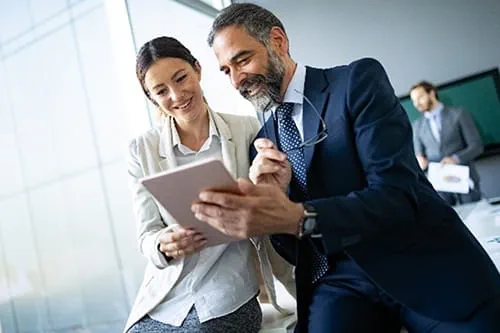 Dans une entreprise, un senior maximise le talent de sa jeune collègue. Dans une entreprise, un senior maximise le talent de sa jeune collègue.