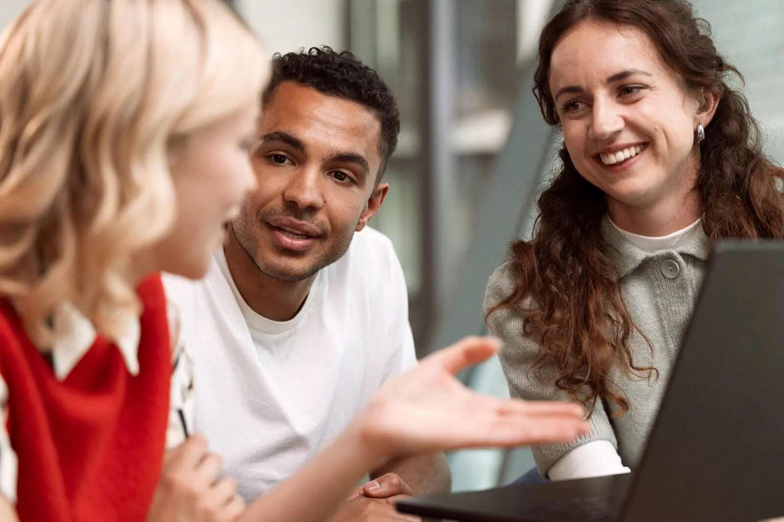 Collaborateurs en discussion, représentant un entretien d’embauche et les compétences en télétravail. Collaborateurs en discussion, représentant un entretien d’embauche et les compétences en télétravail.