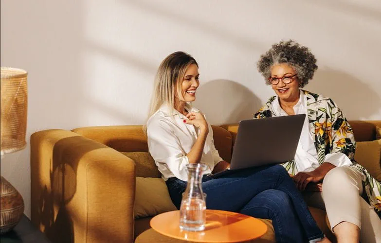 Deux collègues collaborant sur un projet stratégique, illustrant l’importance du talent et de l’agilité en entreprise. Deux collègues collaborant sur un projet stratégique, illustrant l’importance du talent et de l’agilité en entreprise.