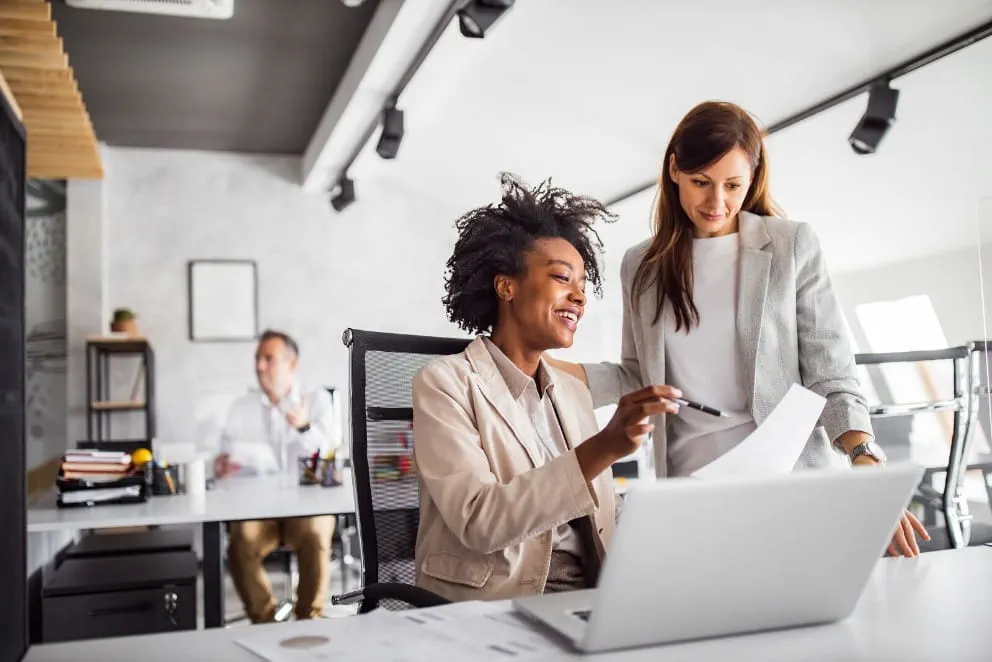 Collègues souriantes en discussion pour combattre les inégalités des femmes