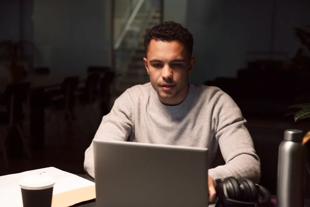 Homme surdiplômé à la recherche d'un emploi