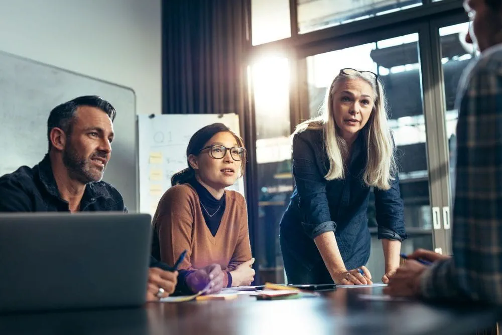 Équipe de direction en réunion de travail dans le cadre d'un accompagnement des cadres dirigeants. Équipe de direction en réunion de travail dans le cadre d'un accompagnement des cadres dirigeants.
