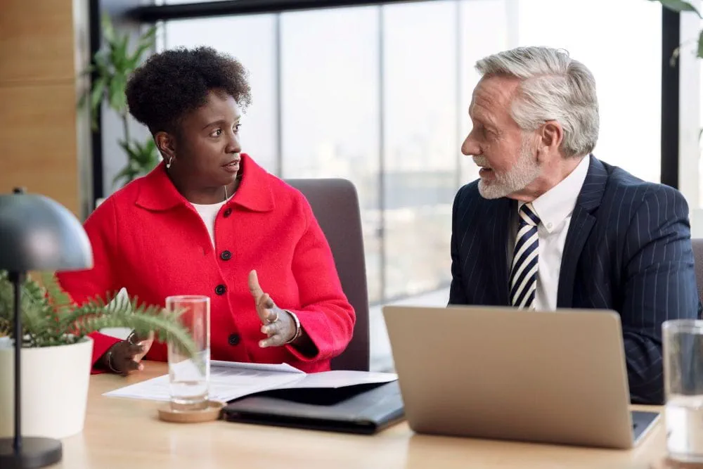 Une candidate en entretien d’embauche avec un recruteur dans un environnement professionnel. Une candidate en entretien d’embauche avec un recruteur dans un environnement professionnel.