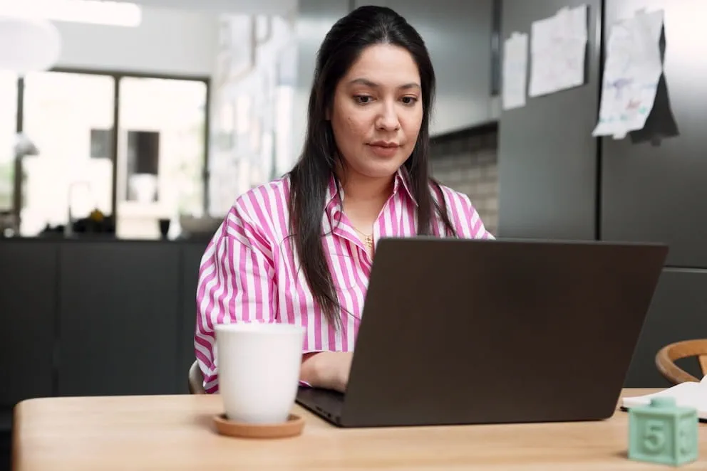 Une femme en recherche d’emploi utilisant l’intelligence artificielle pour optimiser son CV Une femme en recherche d’emploi utilisant l’intelligence artificielle pour optimiser son CV