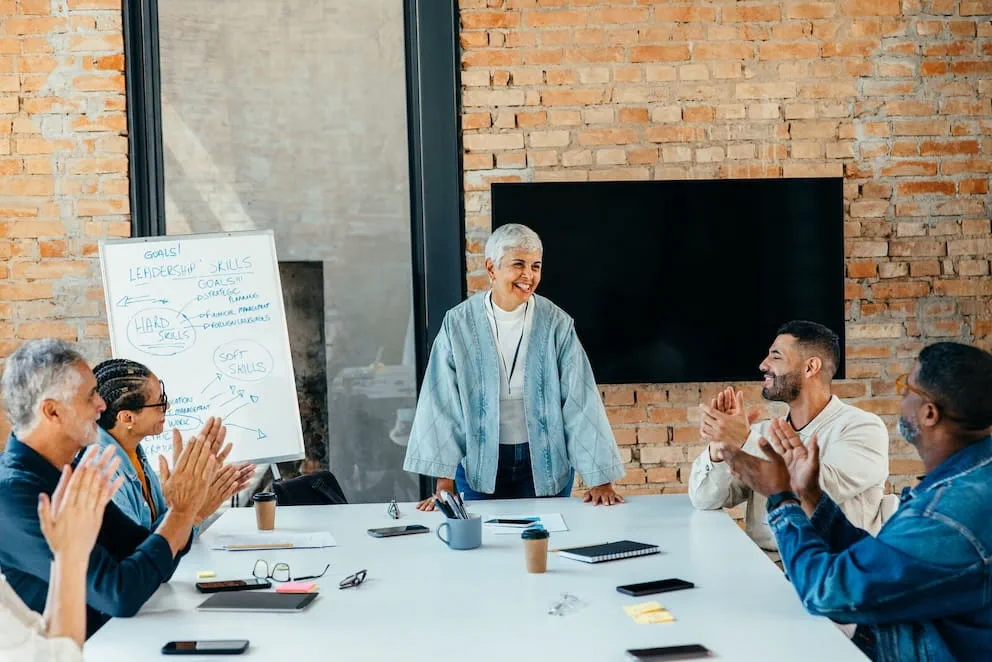 Un groupe diversifié de professionnels applaudit un dirigeant senior lors d’une réunion d’entreprise axée sur le leadership et le développement des compétences. Un groupe diversifié de professionnels applaudit un dirigeant senior lors d’une réunion d’entreprise axée sur le leadership et le développement des compétences.