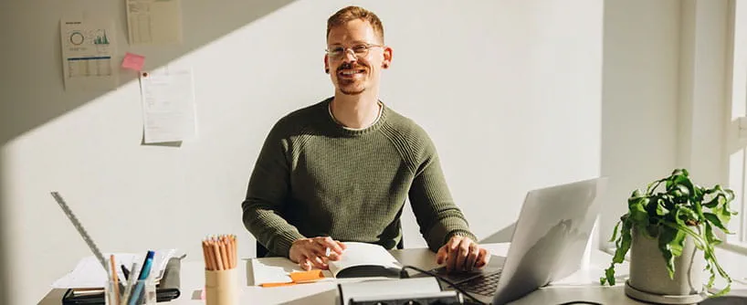 Professionnel au bureau préparant une candidature spontanée sur ordinateur. Professionnel au bureau préparant une candidature spontanée sur ordinateur.