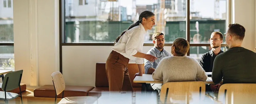 Équipe en réunion autour d’une table sur les enjeux de l’intérim cadres et management de transition. Équipe en réunion autour d’une table sur les enjeux de l’intérim cadres et management de transition.