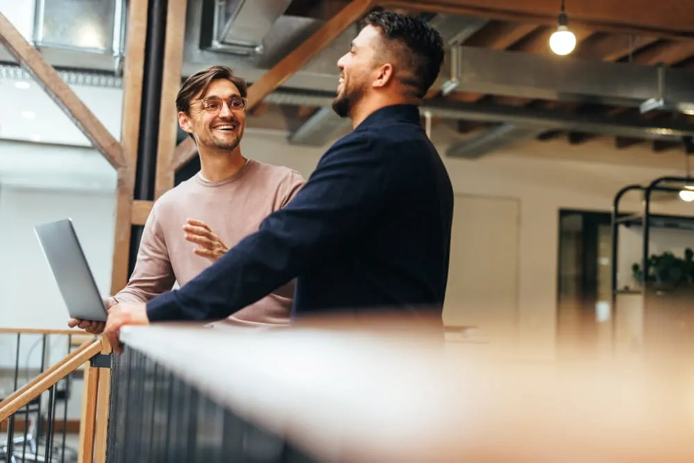 Scène d'échange entre collaborateurs dans un environnement de travail collaboratif. Scène d'échange entre collaborateurs dans un environnement de travail collaboratif.