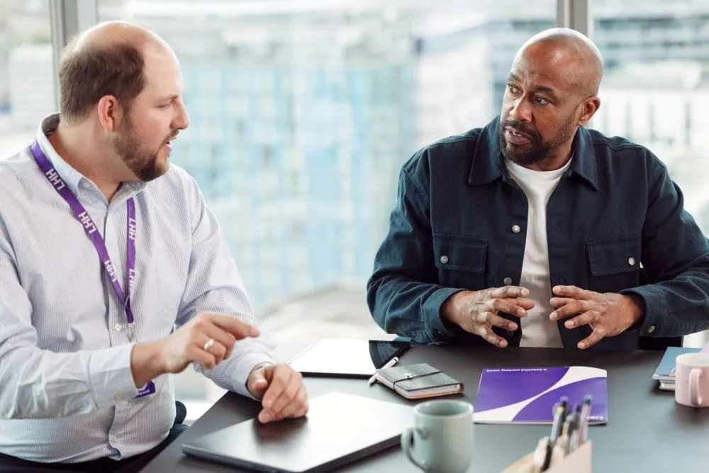 Candidat échangeant avec un recruteur lors d'un processus de recrutement externalisé Candidat échangeant avec un recruteur lors d'un processus de recrutement externalisé