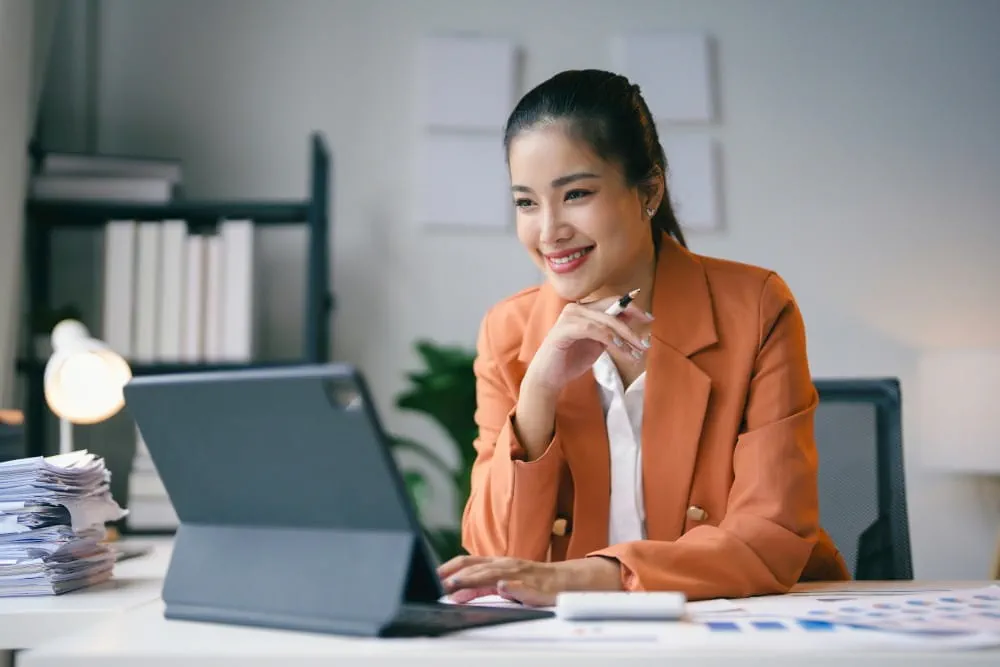 Dirigeante échangeant avec ses équipes en visioconférence dans le cadre d'un management à distance. Dirigeante échangeant avec ses équipes en visioconférence dans le cadre d'un management à distance.