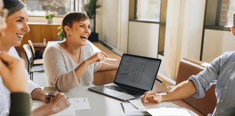Équipe en entreprise utilisant l’intelligence artificielle pour collaborer et améliorer la performance Équipe en entreprise utilisant l’intelligence artificielle pour collaborer et améliorer la performance