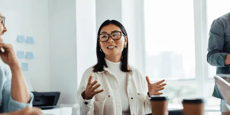Salariée impliquée dans son travail favorisant son engagement et son bien-être grâce au job crafting Salariée impliquée dans son travail favorisant son engagement et son bien-être grâce au job crafting