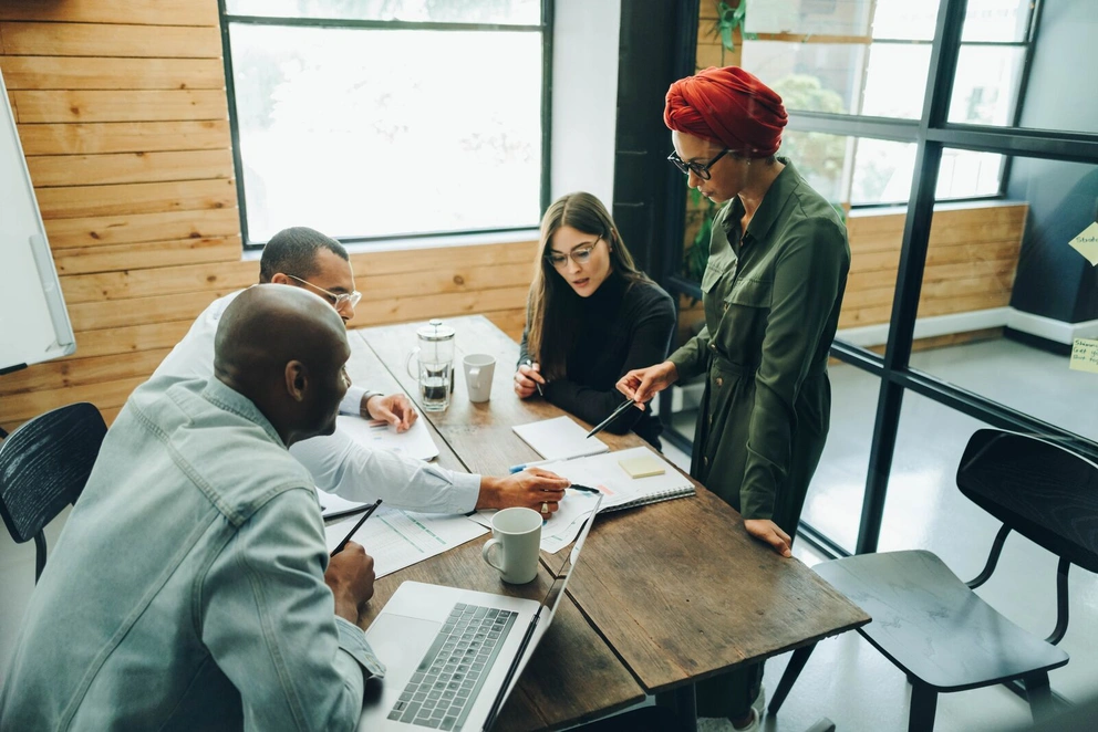 Équipe RH en réunion stratégique autour d’un projet de recrutement RPO Équipe RH en réunion stratégique autour d’un projet de recrutement RPO
