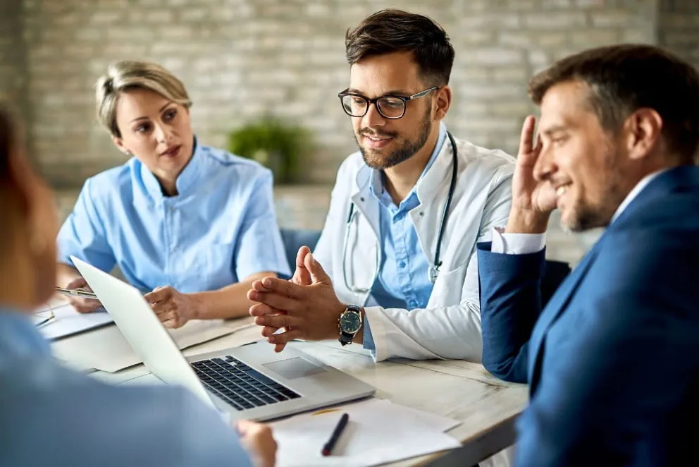 Réunion stratégique entre professionnels de santé sur la gestion des talents médicaux Réunion stratégique entre professionnels de santé sur la gestion des talents médicaux