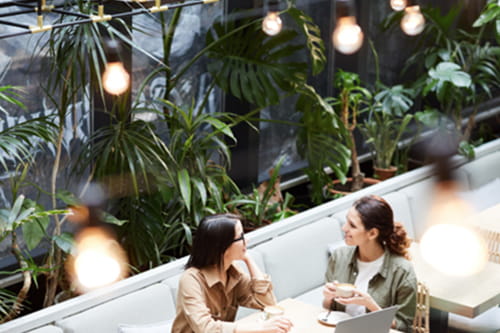 Une cadre négocie son salaire auprès de sa manager lors d’un entretien annuel.