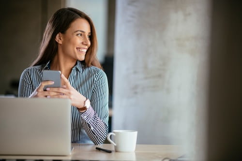 Une cadre planifie et développe son plan de carrière professionnelle.