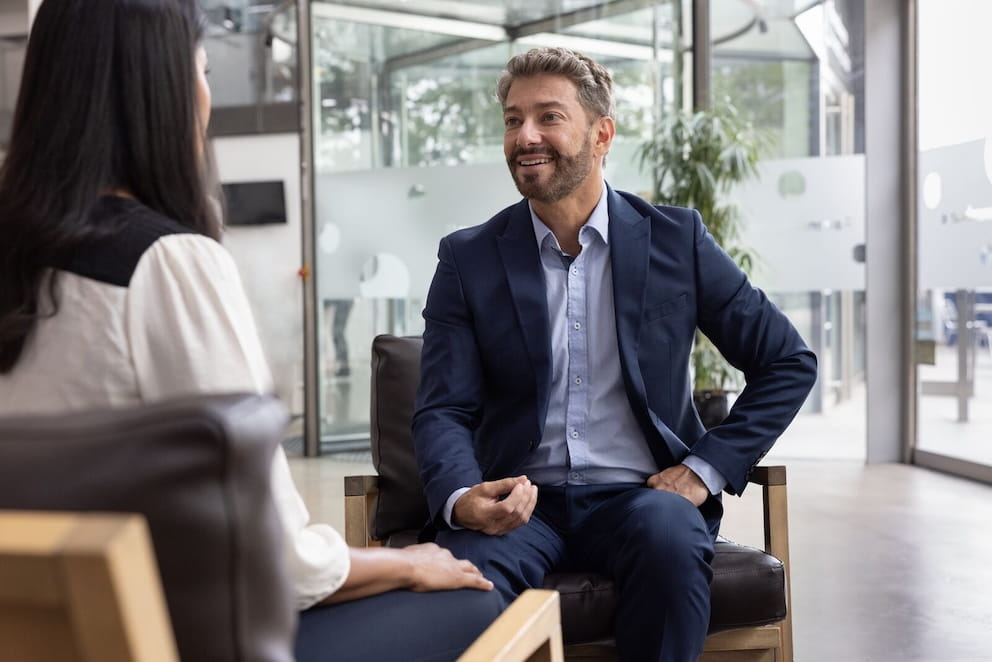 Deux collaborateurs en train de discuter d'une négociation salariale