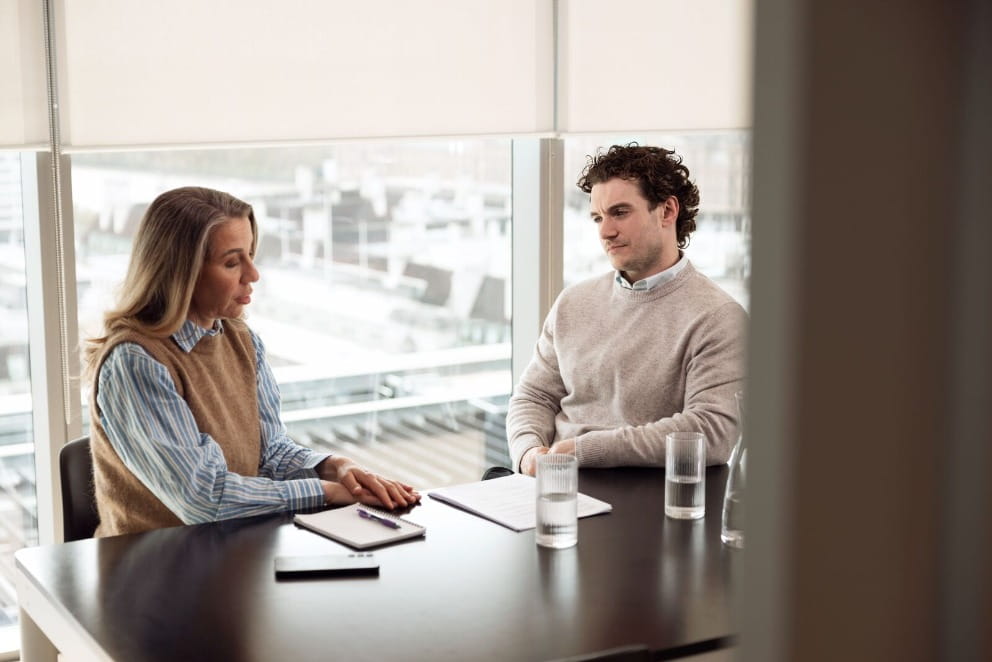 Entretien d'embauche en salle de réunion avec un CV sur la table