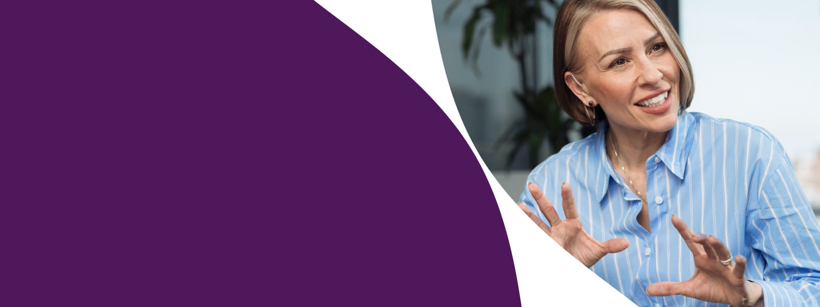 Personne souriante en train d’expliquer un projet de développement durable