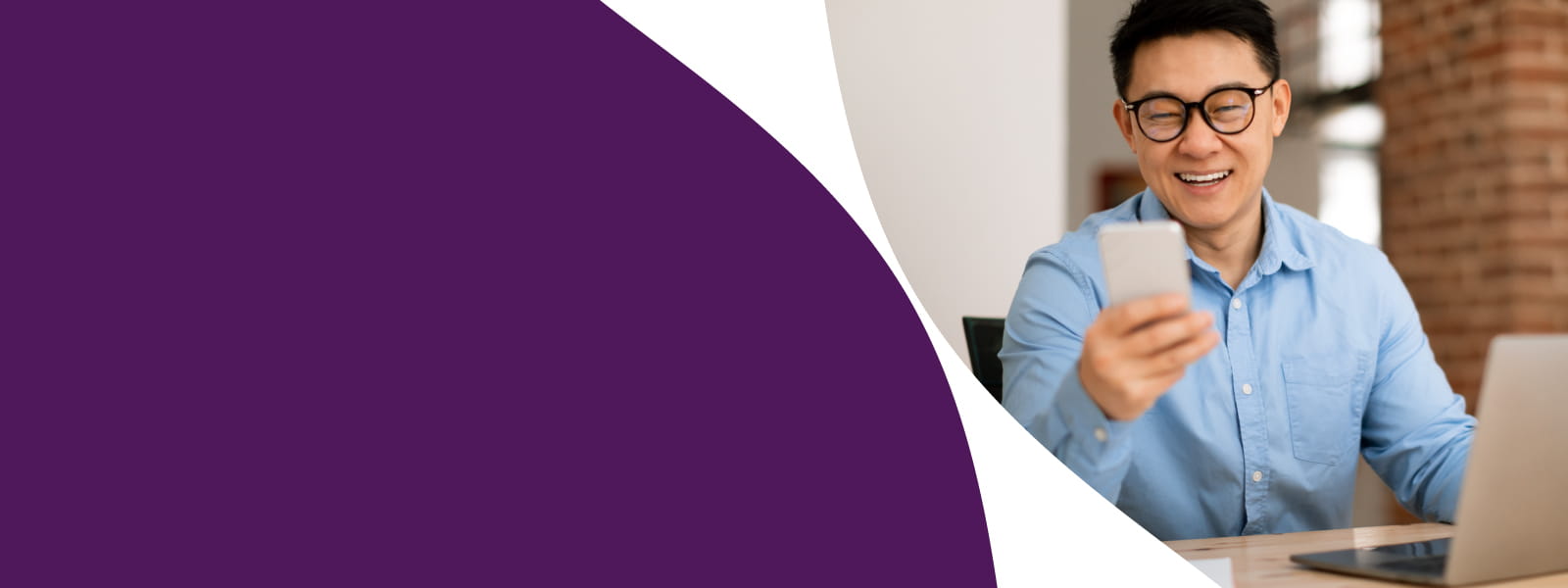 Professionnel de l’immobilier et de la construction souriant en réunion