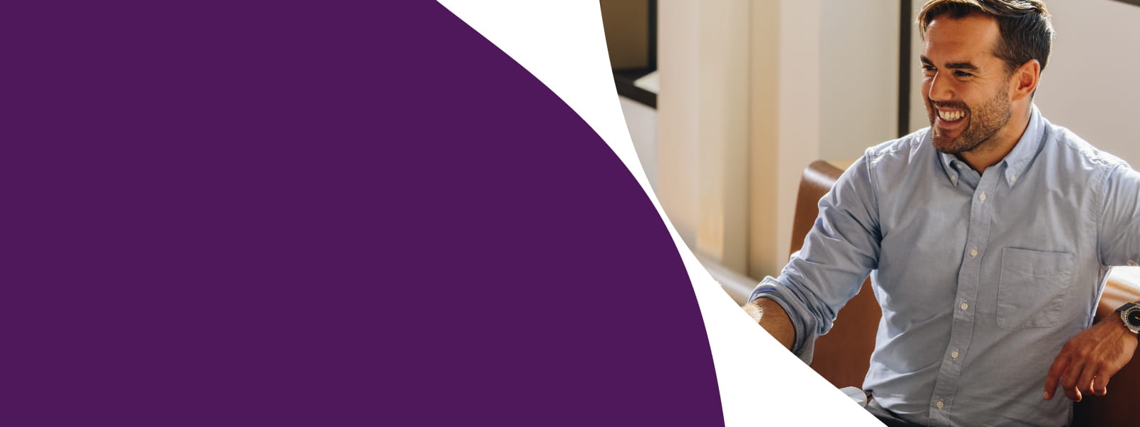 Homme souriant échangeant avec ses collègues sur des projets juridiques et fiscaux