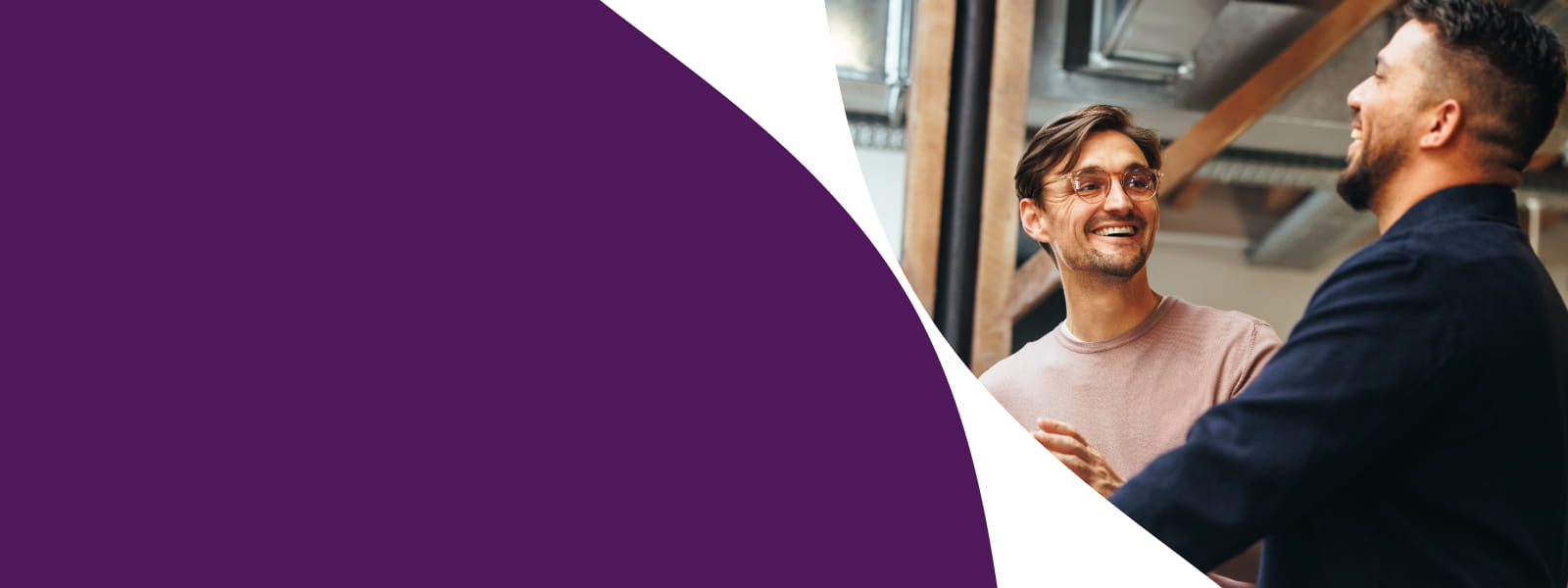 Deux hommes discutant et souriant lors d’un échange professionnel en marketing et ventes