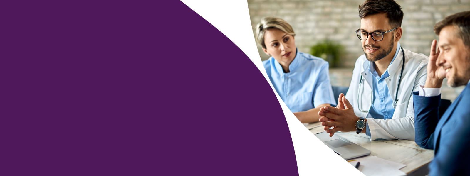 Médecins en réunion autour d’une table, échangeant sur des projets Life Sciences et de recrutement.