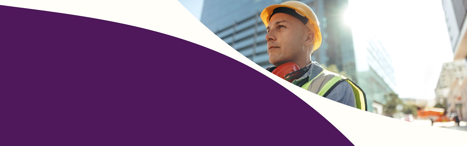 Bannière de présentation : un travailleur est sur un chantier et regarde devant lui Bannière de présentation : un travailleur est sur un chantier et regarde devant lui