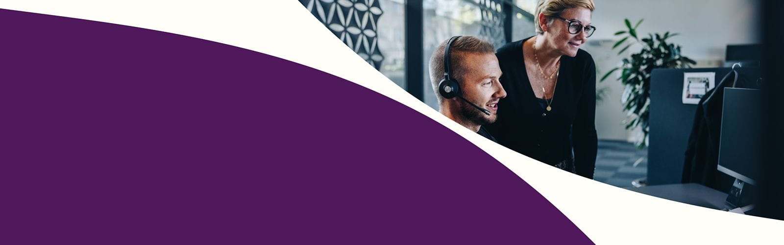 Bannière de présentation : un homme est en appel sur son ordinateur, une femme regarde son ordinateur