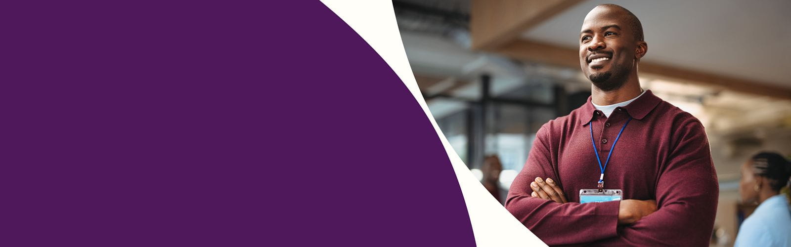 Bannière de présentation : un homme a les bras croisés, il sourit et regarde devant lui