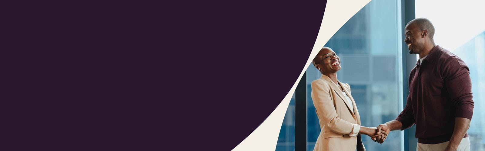 Bannière de présentation : un homme et une femme se serrent la main