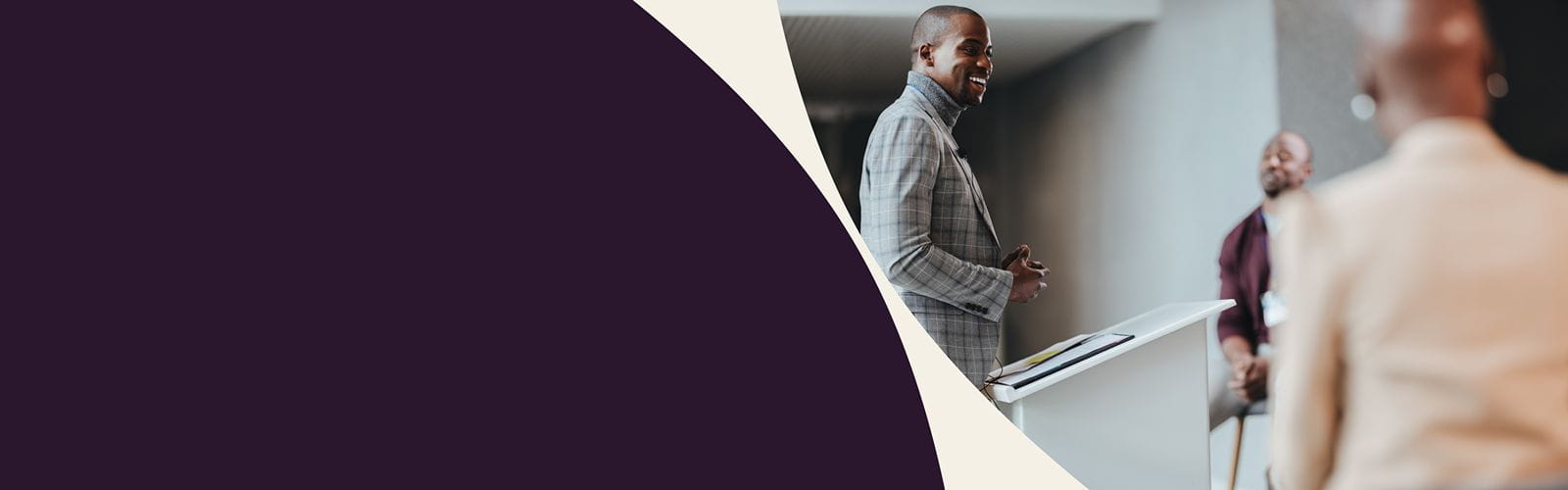 Bannière de présentation : un homme fait une présentation devant d'autres personnes