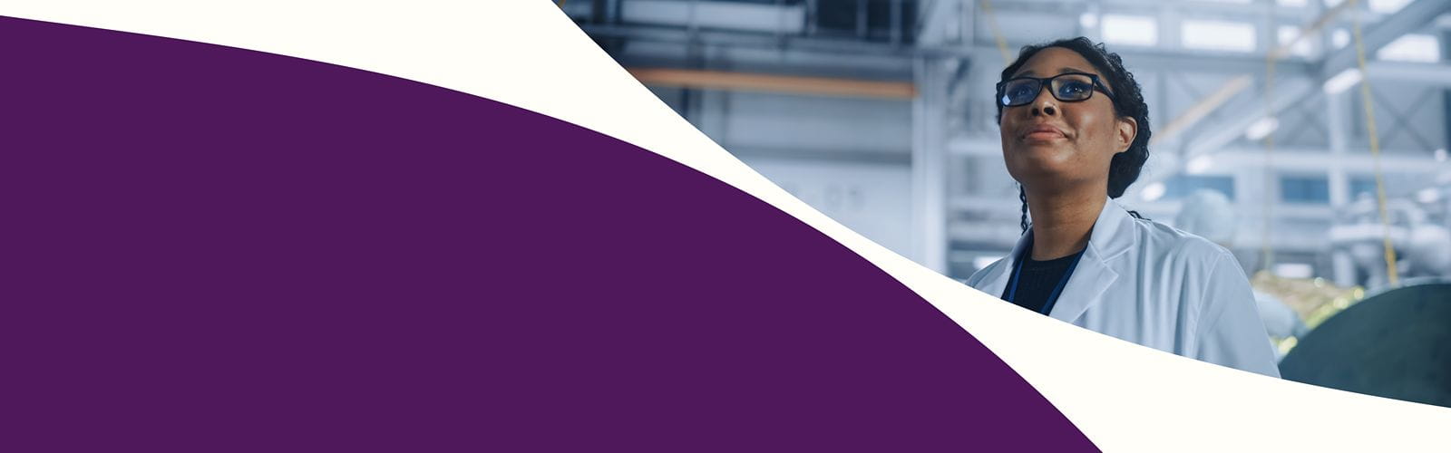 Bannière de présentation : une femme habillée avec une blouse blanche est dans une usine