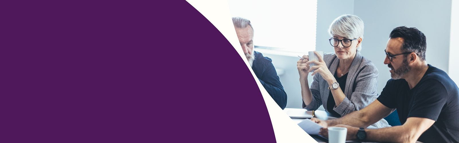 Bannière de présentation : trois personnes sont en réunion