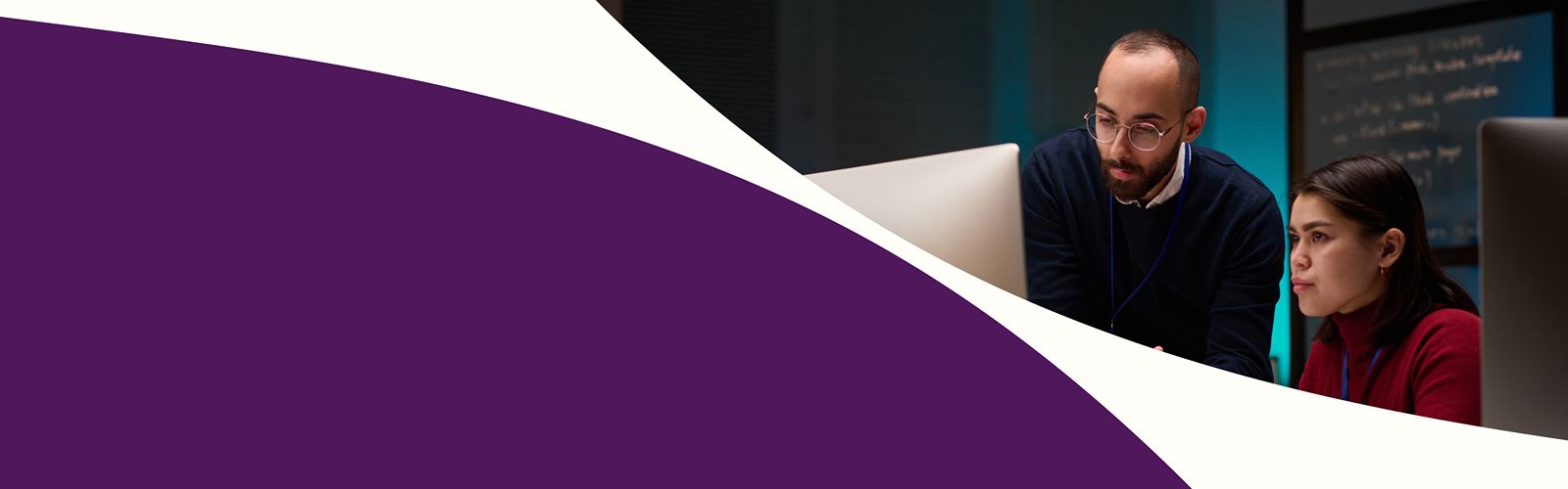 Bannière de présentation : un homme aide une femme sur son ordinateur Bannière de présentation : un homme aide une femme sur son ordinateur