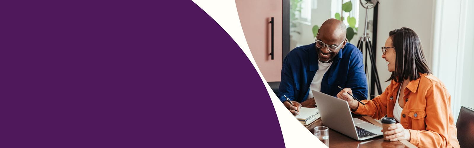 Bannière de présentation : un homme et une femme regardent un ordinateur Bannière de présentation : un homme et une femme regardent un ordinateur