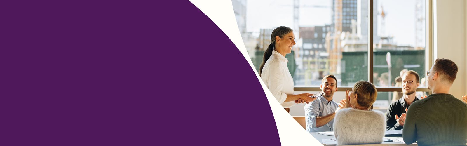 Bannière de présentation : une femme fait une représentation devant plusieurs personnes Bannière de présentation : une femme fait une représentation devant plusieurs personnes