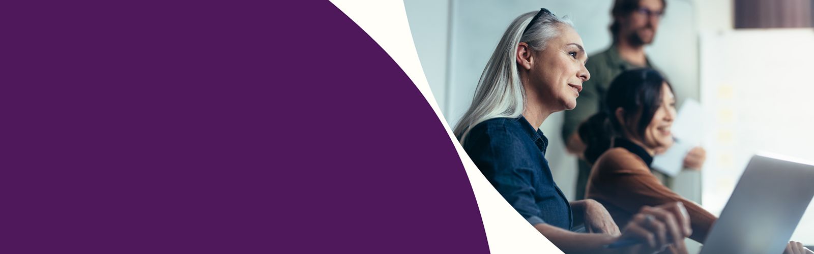 Bannière de présentation : une femme devant son ordinateur et deux autres personnes écoutent quelqu'un Bannière de présentation : une femme devant son ordinateur et deux autres personnes écoutent quelqu'un