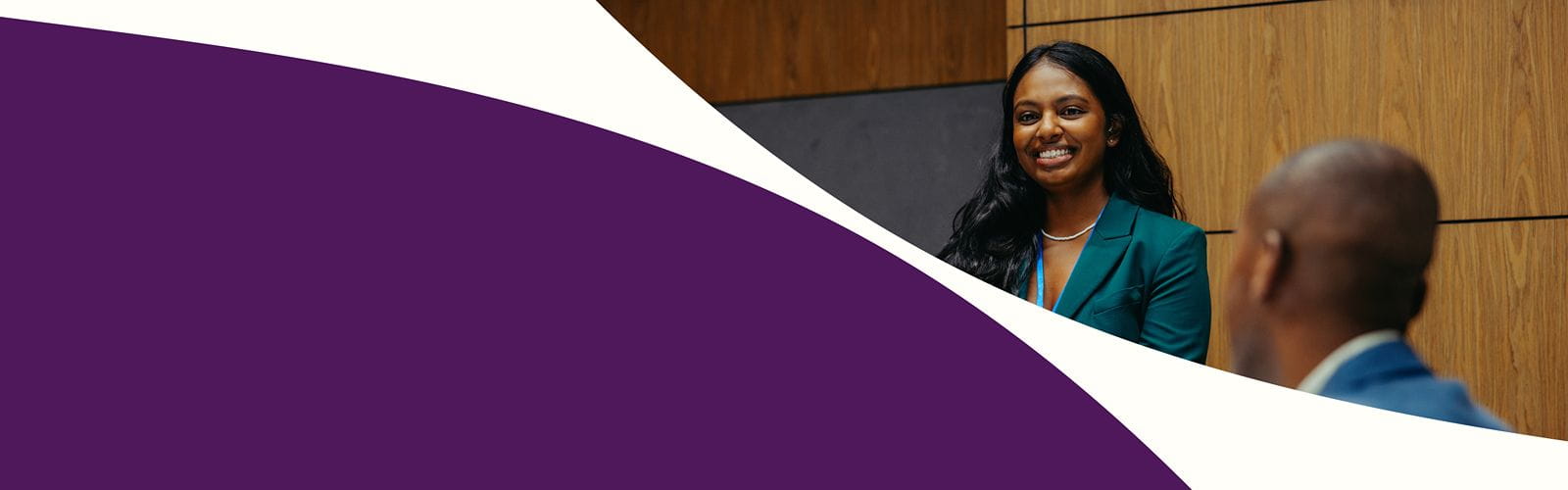 Bannière de présentation : un homme regarde une femme qui sourit