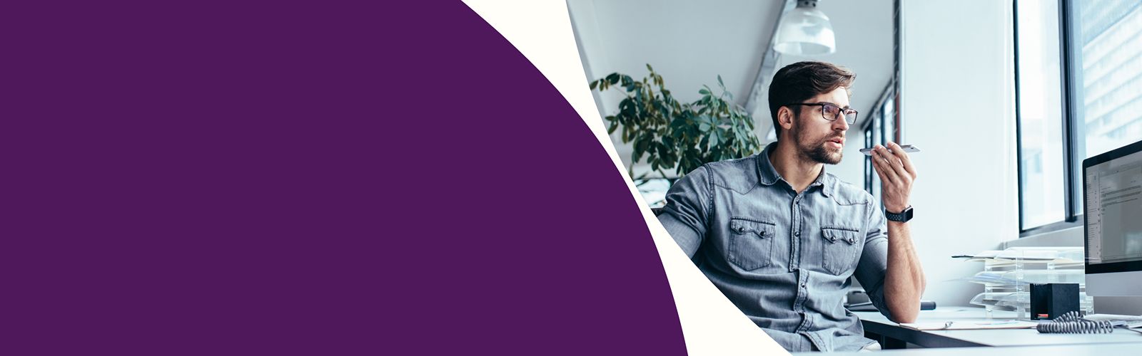 Bannière de présentation : un homme est en appel téléphonique et est sur haut-parleur Bannière de présentation : un homme est en appel téléphonique et est sur haut-parleur