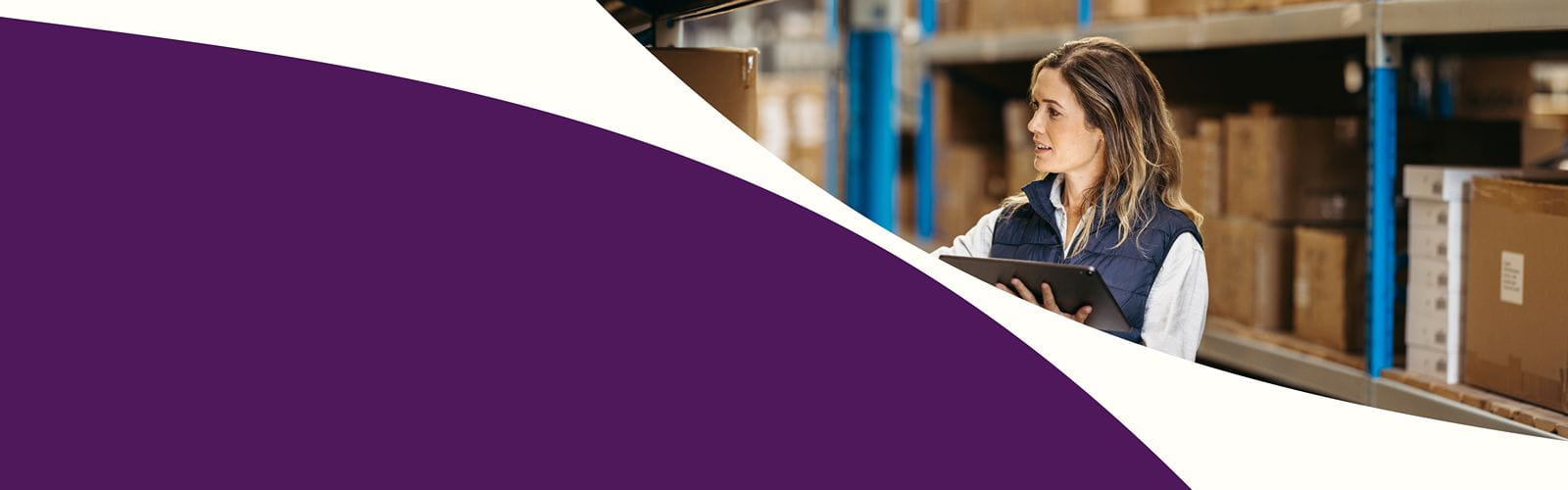 Bannière de présentation : une femme est dans un entrepôt et tient une tablette tactile