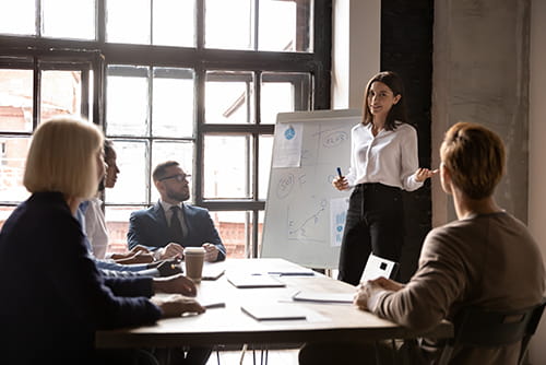 Workshop-Woman-Presenting-with-Flipchart-LHH