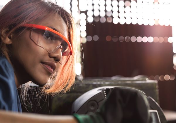 Diverses femmes mécaniciennes faisant fonctionner des machines industrielles lourdes