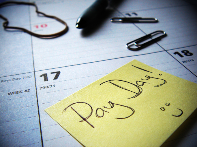 pay day post-it note marked on calendar