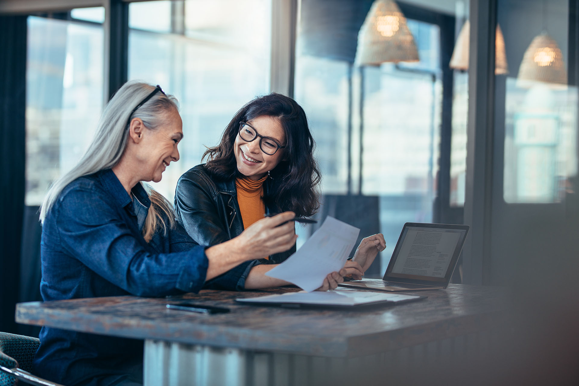 deux femmes discutant de leur CV 